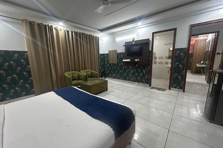 Room 14 of 28