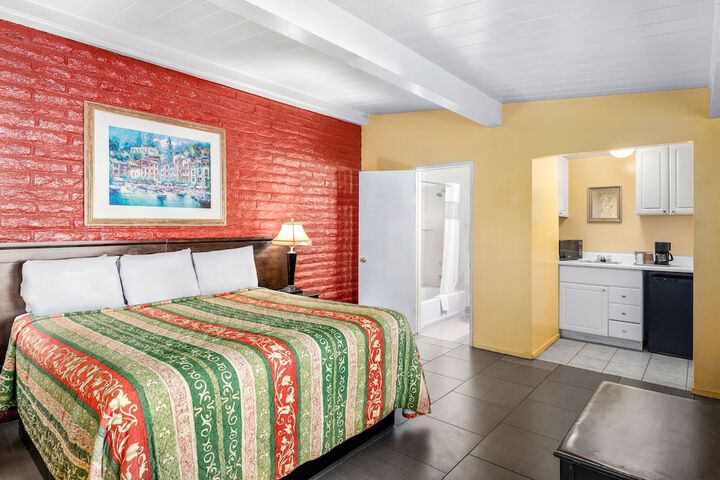 1 King Bed (5 of 5)
