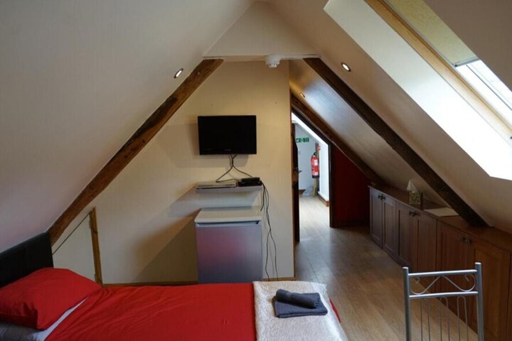 Room 6 of 25