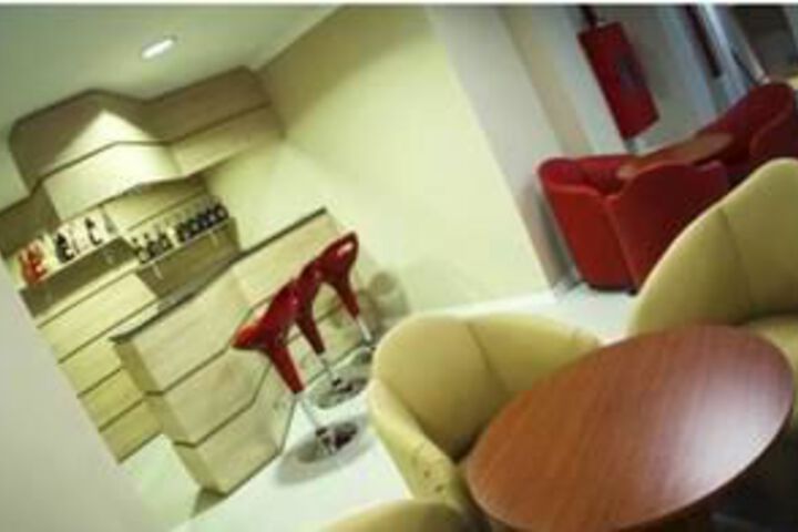 Lounge 4 of 7