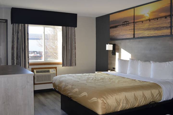 1 King Bed (1 of 12)