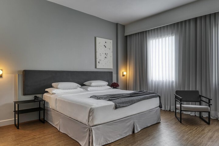 Room 7 of 93