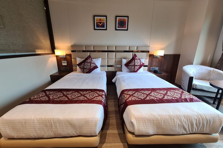 Room 9 of 33