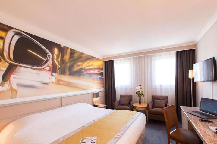 Room 33 of 82