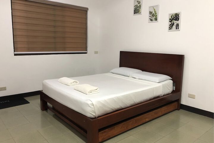 Room 4 of 16