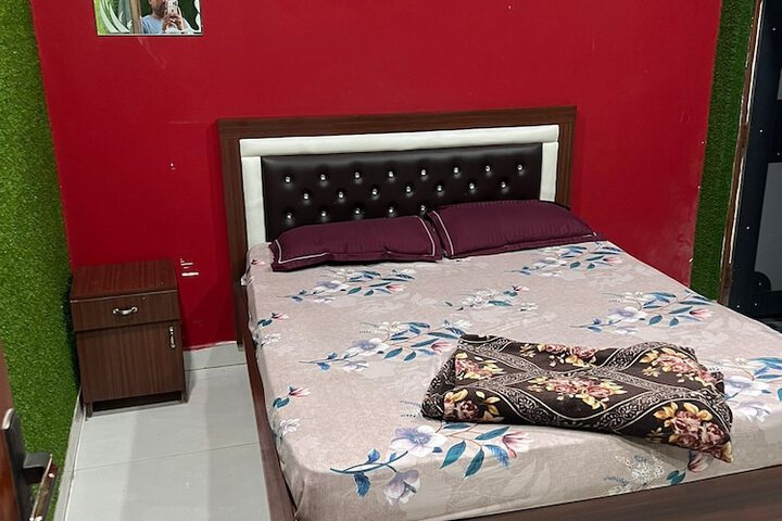 Room 5 of 16