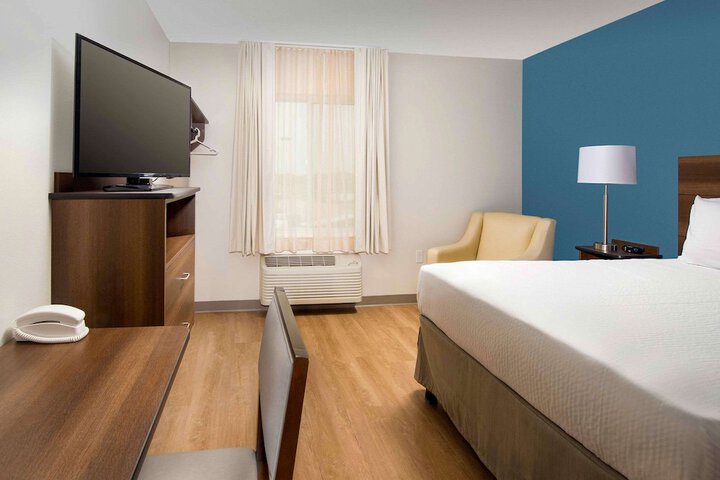 1 Queen Bed (4 of 14)
