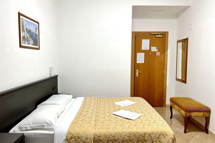 Room 3 of 40