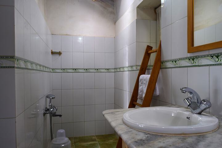 Room 10 of 27