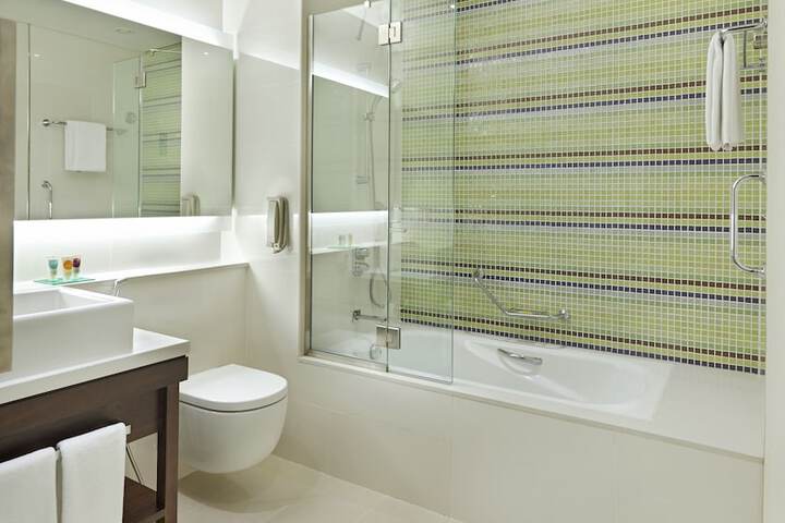 Deep soaking bathtub