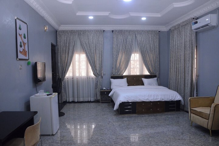 Room 9 of 79