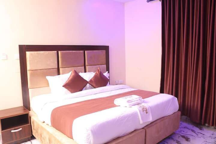 Room 4 of 7