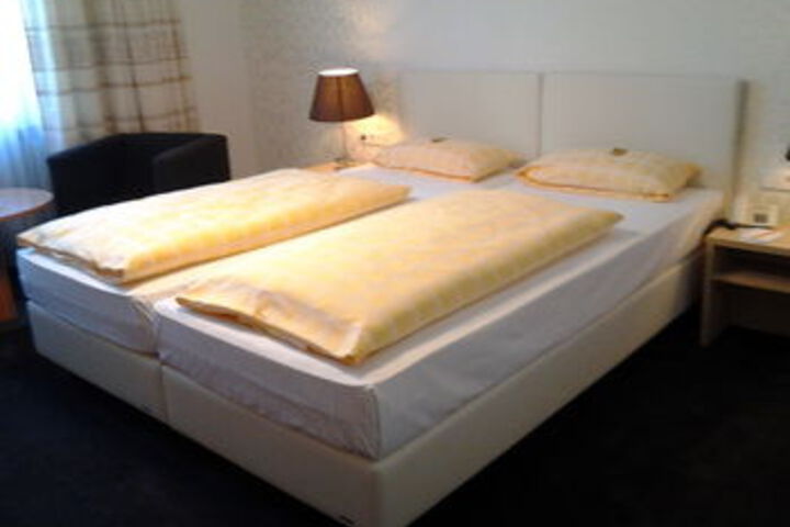 Room 9 of 12