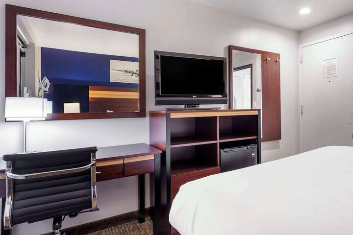 1 Queen Bed (8 of 9)