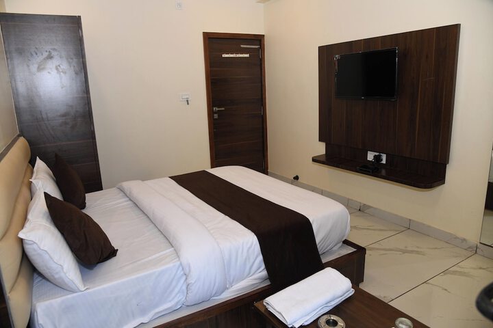 Room 5 of 33