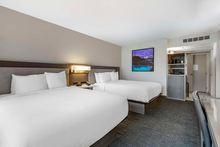 2 Queen Beds Bathtub Accessible (6 of 8)