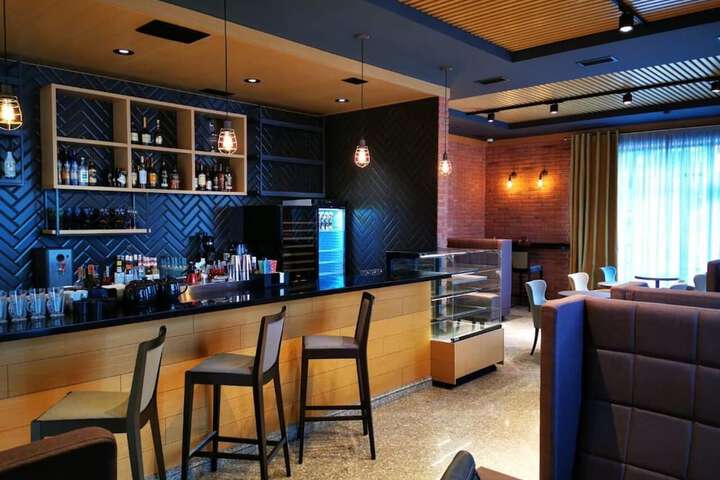 Lounge 21 of 28