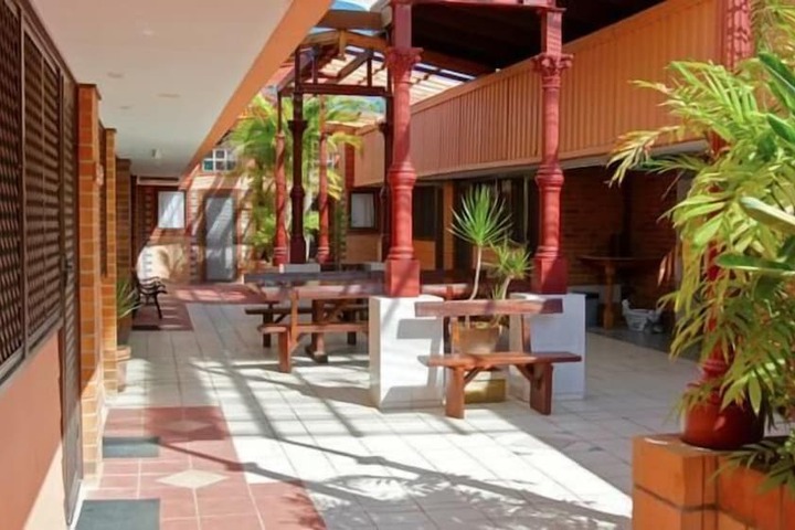 Hotel Exterior 38 of 48