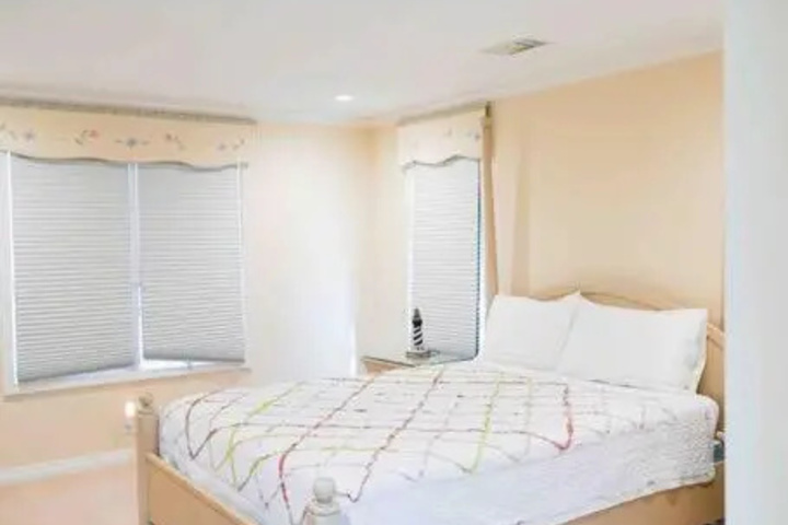 Room 6 of 10