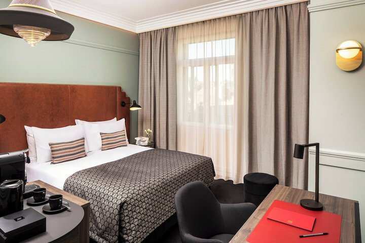 Room 42 of 167