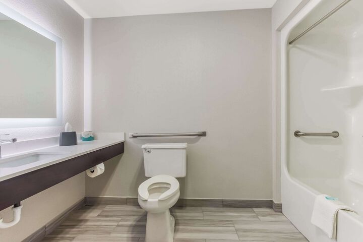 1 Queen Bed Efficiency Suite (2 of 19)