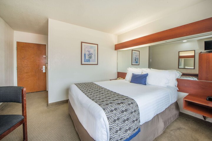 1 Queen Bed 1st Floor (15 of 17)