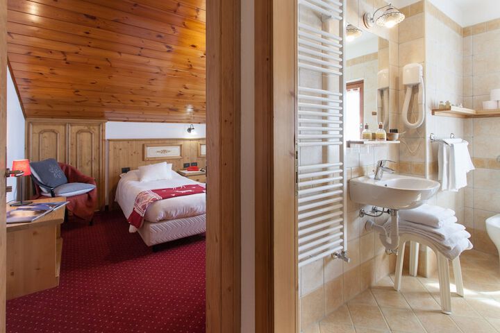 Room 27 of 62