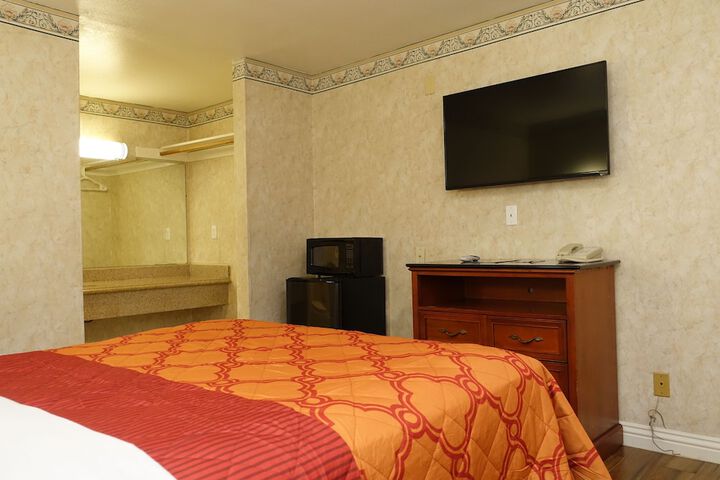 1 Queen Bed (21 of 41)