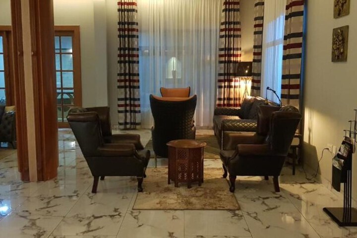 Room 6 of 9