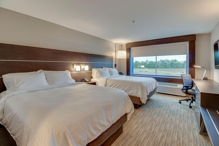 2 Queen Beds (8 of 14)