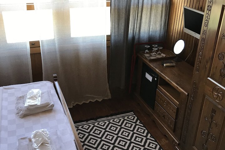 Room 13 of 28