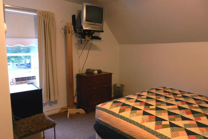Room 7 of 9