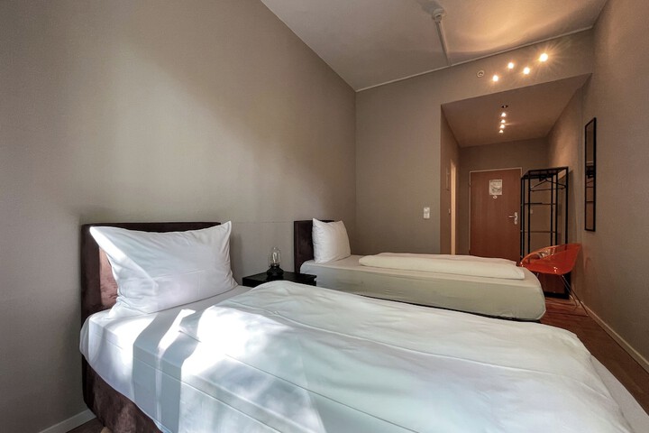 Room 42 of 93