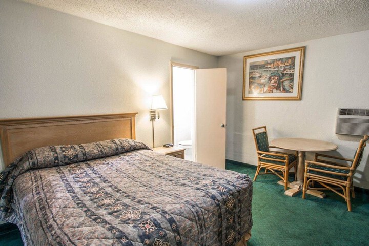 1 Queen Bed (5 of 6)