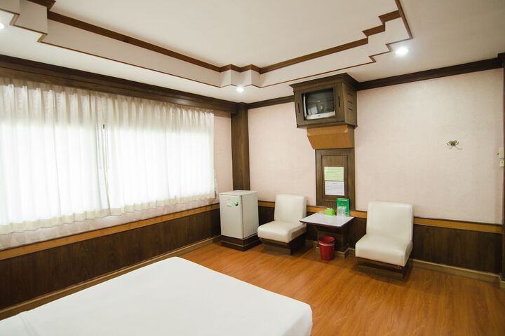 Room 9 of 11