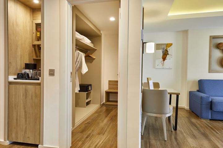 Room 8 of 120