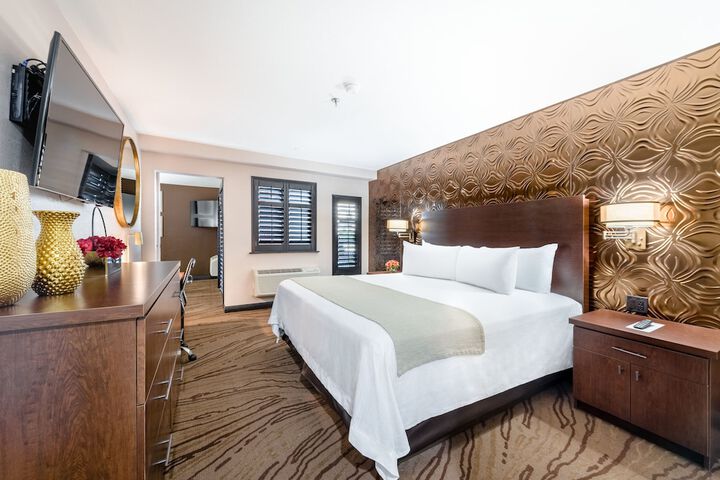 Deluxe King Bed (16 of 44)