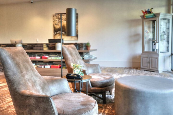 Lobby lounge