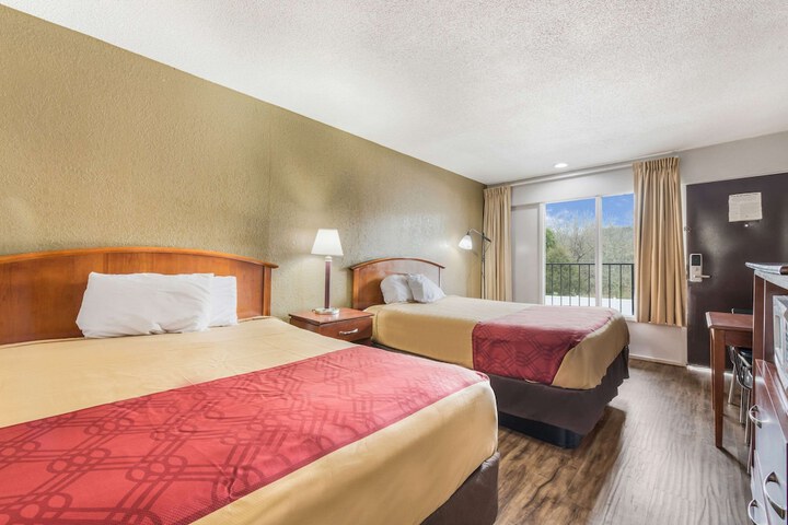 1 Queen Bed Accessible (7 of 10)
