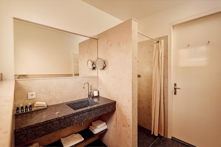 Room 142 of 171