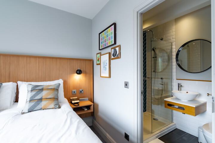 Room 33 of 53
