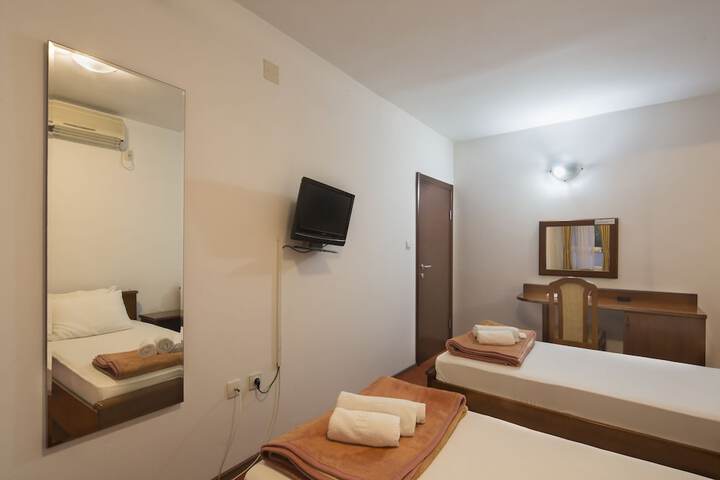 Room 16 of 95