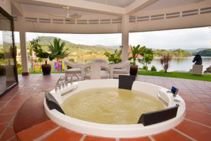 Hot Tub 36 of 60