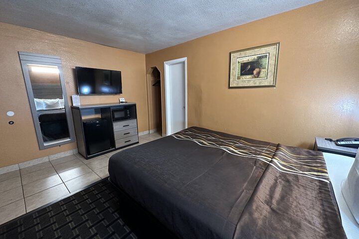 Basic Queen Bed (33 of 35)
