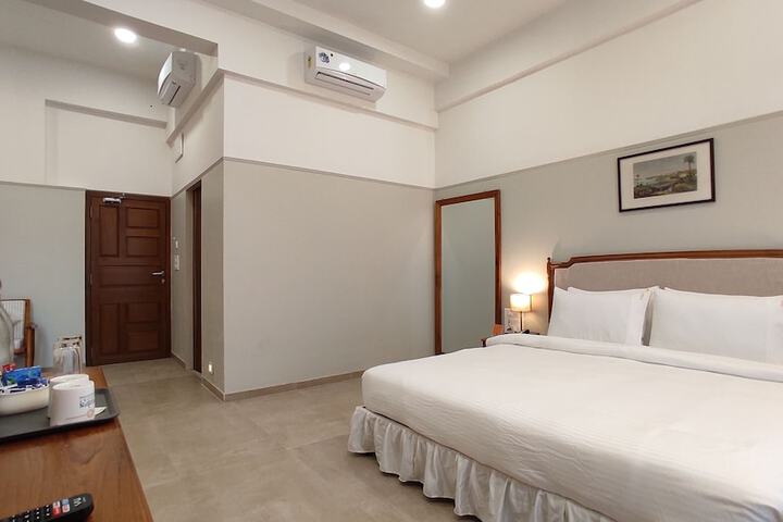 Room 17 of 103