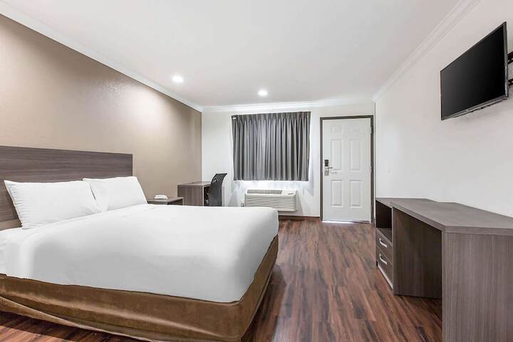 1 Queen Bed (8 of 12)