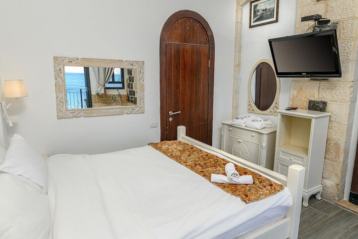 Room 15 of 90