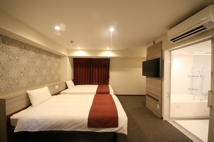 Room 10 of 28