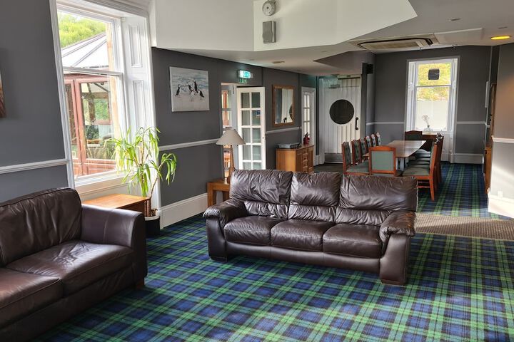 Lounge 24 of 50