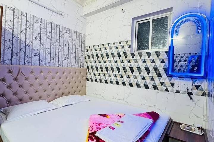 Room 9 of 28